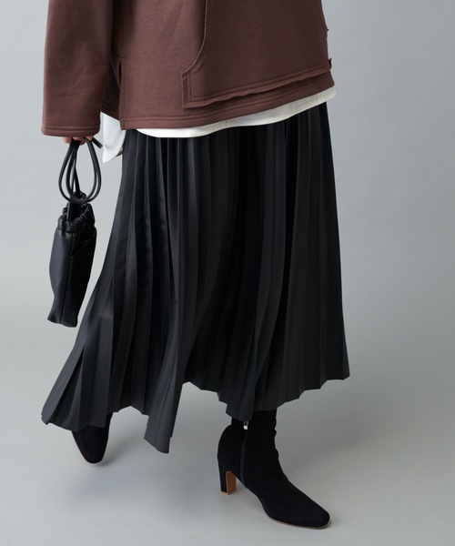 prose verse（プロズヴェール）の「エコレザープリーツロングスカート（スカート・レディース・アイボリー/グレイッシュベージュ/ダークブラウン/ブラック・ﾌﾘ-）」の3枚目の写真