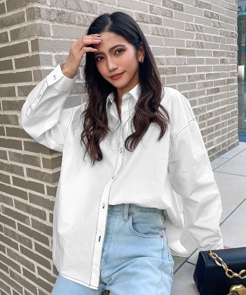 SHEER flow（シアーフロウ）の「【インフルエンサーMARIKA プロデュースアイテム】ステッチオーバーサイズシャツ（シャツ/ブラウス・レディース・オフホワイト・FREE）」の11枚目の写真