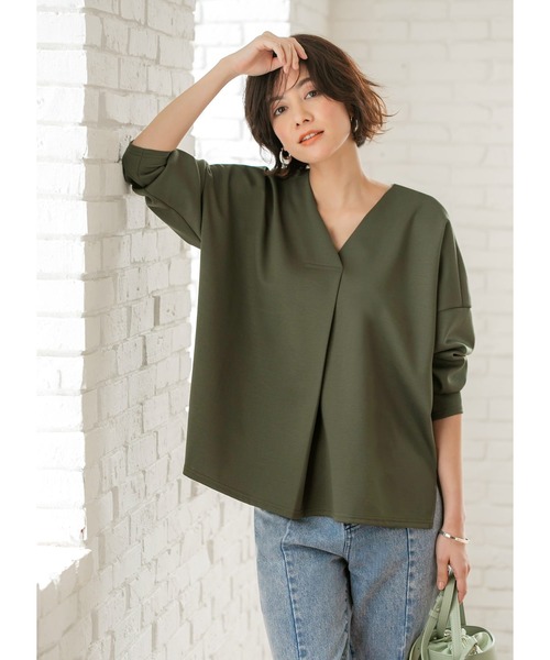 STYLE DELI(スタイルデリ)の「ブラウス風ゆったりVネックプルオーバー(Tシャツ/カットソー・レディース・ブラック/カーキ/アイボリー・FREE)」の2枚目の写真