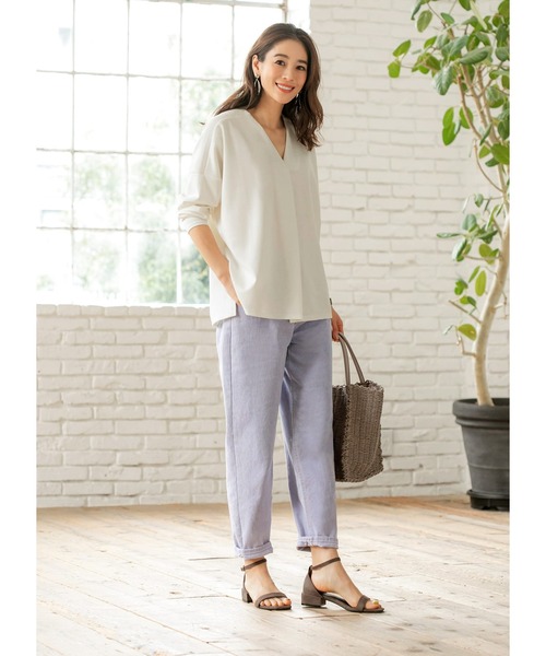 STYLE DELI(スタイルデリ)の「ブラウス風ゆったりVネックプルオーバー(Tシャツ/カットソー・レディース・ブラック/カーキ/アイボリー・FREE)」の20枚目の写真