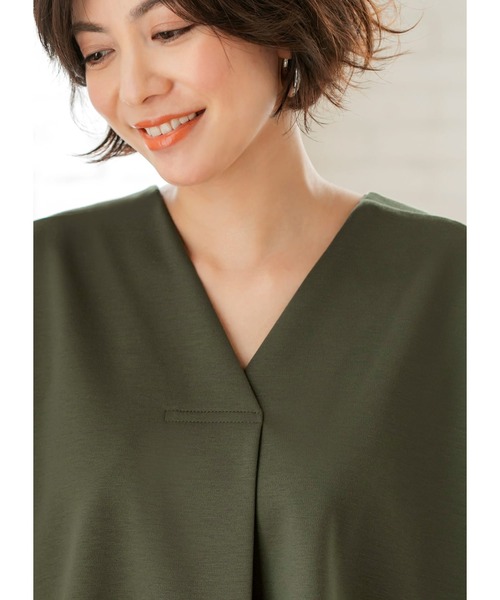 STYLE DELI(スタイルデリ)の「ブラウス風ゆったりVネックプルオーバー(Tシャツ/カットソー・レディース・ブラック/カーキ/アイボリー・FREE)」の5枚目の写真