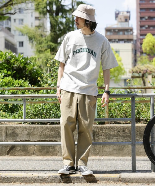 URBAN RESEARCH Sonny Label（アーバンリサーチサニーレーベル）の「カレッジロゴ刺繍Tシャツ（Tシャツ/カットソー・メンズ・グレー/その他1/チャコールグレー・MEDIUM/LARGE）」の4枚目の写真