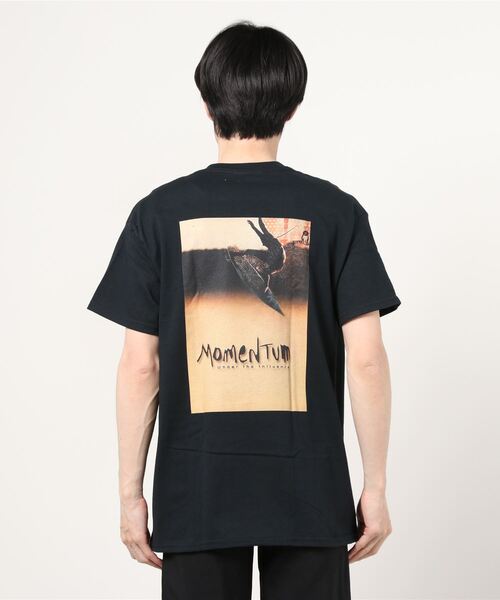 ムラサキスポーツ(ムラサキスポーツ)の「【ムラサキスポーツ限定】テイラースティールサーフムービー ’’MOMENTUM’’ 半袖Tシャツ 0100982100053(Tシャツ/カットソー・メンズ・ホワイト/ブラック・XL/M/L)」の4枚目の写真