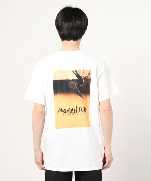 ムラサキスポーツ(ムラサキスポーツ)の「【ムラサキスポーツ限定】テイラースティールサーフムービー ’’MOMENTUM’’ 半袖Tシャツ 0100982100053(Tシャツ/カットソー・メンズ・ホワイト/ブラック・XL/M/L)」の5枚目の写真