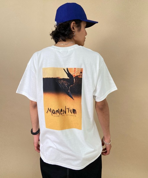 ムラサキスポーツ(ムラサキスポーツ)の「【ムラサキスポーツ限定】テイラースティールサーフムービー ’’MOMENTUM’’ 半袖Tシャツ 0100982100053(Tシャツ/カットソー・メンズ・ホワイト/ブラック・XL/M/L)」の2枚目の写真