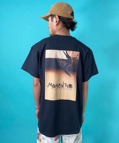 ムラサキスポーツ(ムラサキスポーツ)の「【ムラサキスポーツ限定】テイラースティールサーフムービー ’’MOMENTUM’’ 半袖Tシャツ 0100982100053(Tシャツ/カットソー・メンズ・ホワイト/ブラック・XL/M/L)」の1枚目の写真