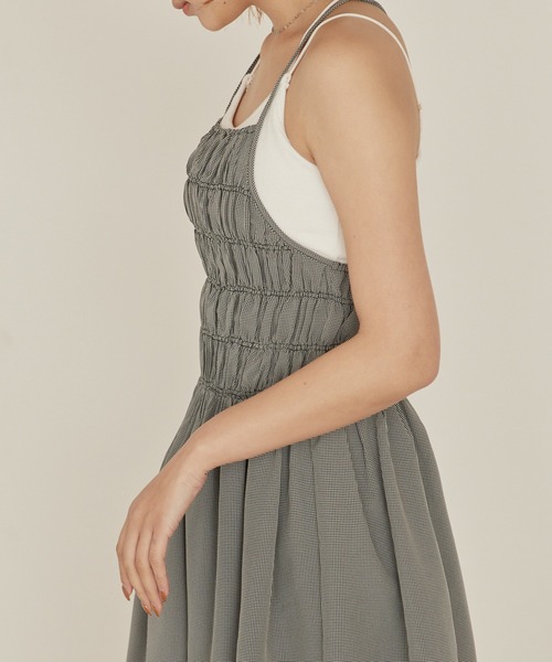 mikke（ミッケ）の「レトロチェック２WAYシャーリングキャミワンピース（ワンピース・レディース・ブラック/ブラウン/グリーン・FREE）」の11枚目の写真