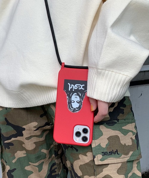 X-girl（エックスガール）の「FACE SLING MOBILE CASE FOR iPhone 12/12 Pro（スマホケース/カバー・レディース・レッド/イエロー/ブルー/マルチ・ONE SIZE）」の3枚目の写真