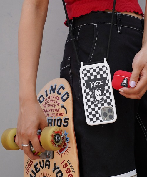 X-girl（エックスガール）の「FACE SLING MOBILE CASE FOR iPhone 12/12 Pro（スマホケース/カバー・レディース・レッド/イエロー/ブルー/マルチ・ONE SIZE）」の4枚目の写真