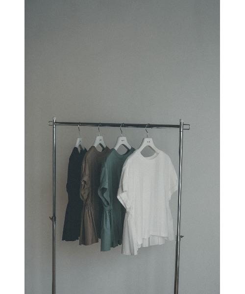 CLANE(クラネ)の「BACK FRILL T-SHIRT(Tシャツ/カットソー・レディース・ホワイト/ベージュ/ブルー/ブラック・1/2)」の3枚目の写真