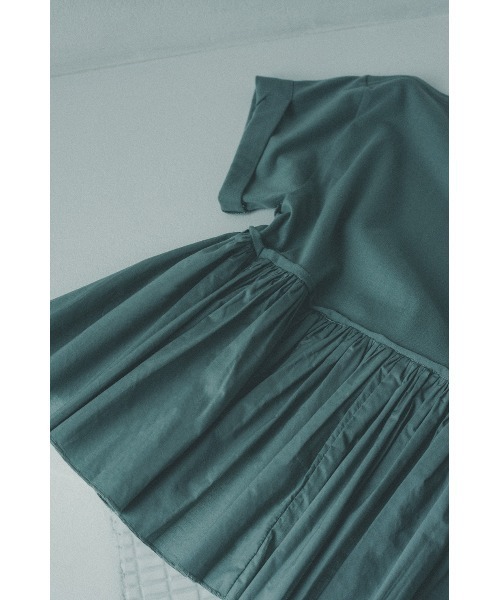 CLANE(クラネ)の「BACK FRILL T-SHIRT(Tシャツ/カットソー・レディース・ホワイト/ベージュ/ブルー/ブラック・1/2)」の8枚目の写真