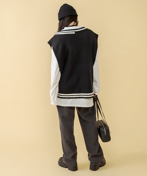 RASVOA(ラスボア)の「アシメラインニットベスト(ベスト・レディース・オフホワイト/ブラック・FREE)」の4枚目の写真