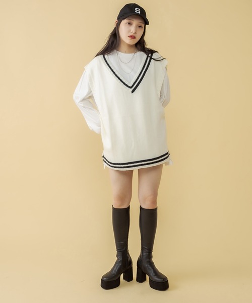 RASVOA(ラスボア)の「アシメラインニットベスト(ベスト・レディース・オフホワイト/ブラック・FREE)」の5枚目の写真