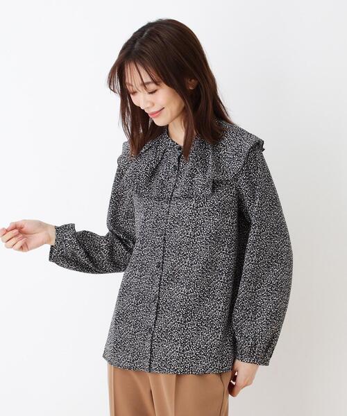 DRESKIP（ドレスキップ）の「◆花柄プリントフリル衿ブラウス（シャツ/ブラウス・レディース・ダークブラウン系/ホワイト系3/ブラック系・03/04/02）」の2枚目の写真