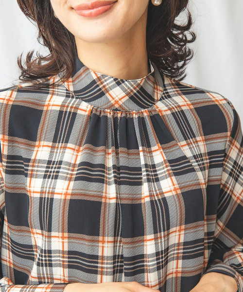 NARACAMICIE（ナラカミーチェ）の「ツイルチェックスタンドネックブラウス（シャツ/ブラウス・レディース・ベージュ/ブルー・SMALL/LARGE/MEDIUM/XXX-LARGE/XX-LARGE/X-LARGE）」の4枚目の写真