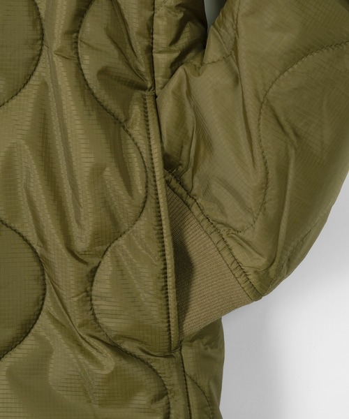 UNIVERSAL OVERALL(ユニバーサルオーバーオール)の「【UNIVERSAL OVERALL/ユニバーサルオーバーオール】 キルティング Vネック パイピング コート/ QUILT COAT/ ロングコート(ダウンジャケット/コート・メンズ・ブラック/オリーブ/オフホワイト・M/L/XL)」の8枚目の写真