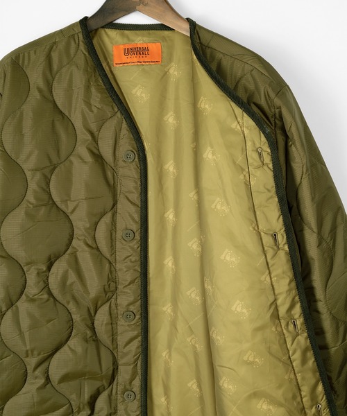 UNIVERSAL OVERALL(ユニバーサルオーバーオール)の「【UNIVERSAL OVERALL/ユニバーサルオーバーオール】 キルティング Vネック パイピング コート/ QUILT COAT/ ロングコート(ダウンジャケット/コート・メンズ・ブラック/オリーブ/オフホワイト・M/L/XL)」の10枚目の写真