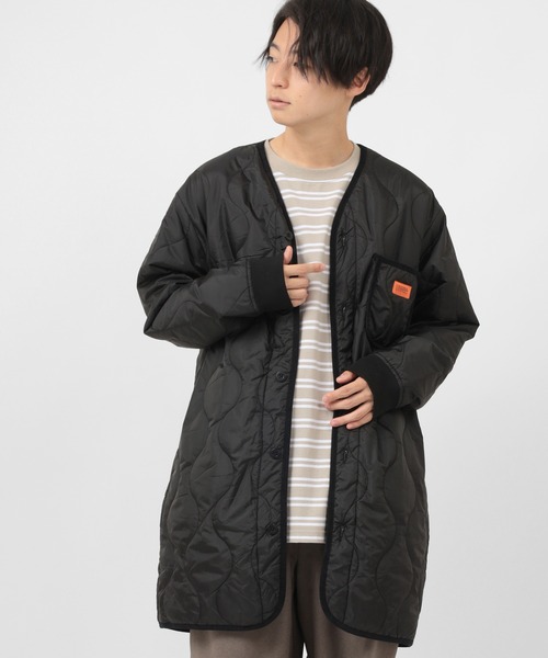 UNIVERSAL OVERALL(ユニバーサルオーバーオール)の「【UNIVERSAL OVERALL/ユニバーサルオーバーオール】 キルティング Vネック パイピング コート/ QUILT COAT/ ロングコート(ダウンジャケット/コート・メンズ・ブラック/オリーブ/オフホワイト・M/L/XL)」の21枚目の写真