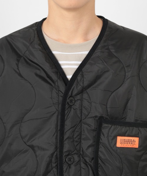 UNIVERSAL OVERALL(ユニバーサルオーバーオール)の「【UNIVERSAL OVERALL/ユニバーサルオーバーオール】 キルティング Vネック パイピング コート/ QUILT COAT/ ロングコート(ダウンジャケット/コート・メンズ・ブラック/オリーブ/オフホワイト・M/L/XL)」の17枚目の写真