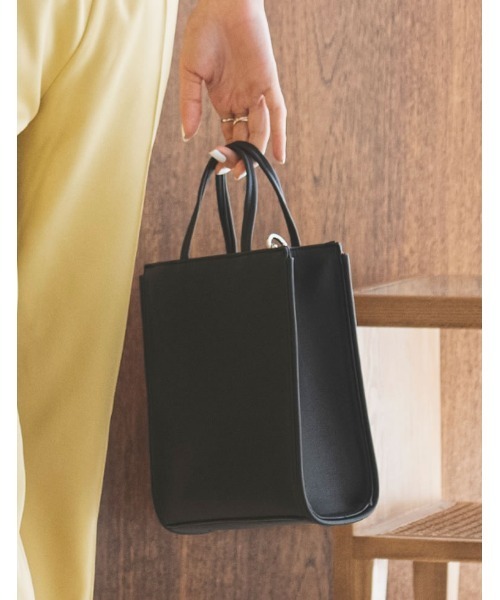 Re:EDIT(リエディ)の「レザータッチ2WAYスクエアショルダーバッグ(ショルダーバッグ・レディース・キャメル/ブラック/ホワイト・FREE)」の3枚目の写真