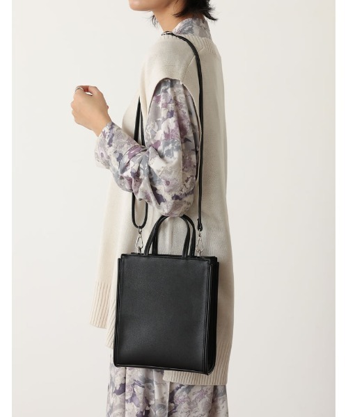 Re:EDIT(リエディ)の「レザータッチ2WAYスクエアショルダーバッグ(ショルダーバッグ・レディース・キャメル/ブラック/ホワイト・FREE)」の5枚目の写真