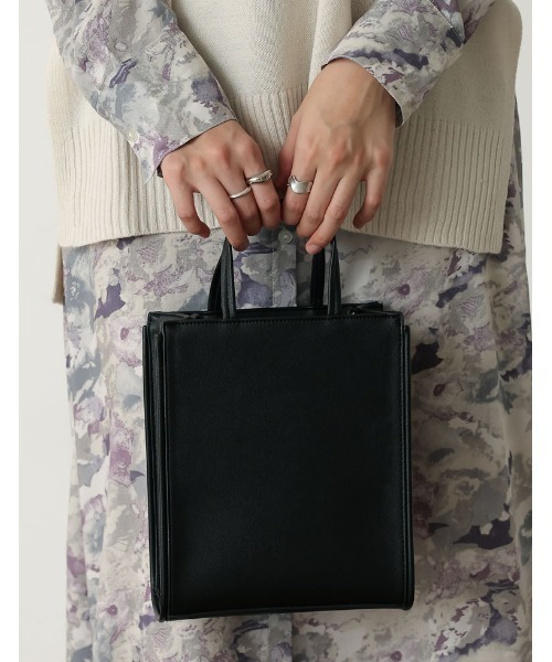 Re:EDIT(リエディ)の「レザータッチ2WAYスクエアショルダーバッグ(ショルダーバッグ・レディース・キャメル/ブラック/ホワイト・FREE)」の11枚目の写真