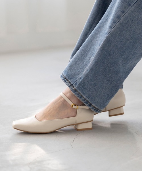 menue（メヌエ）の「スクエアトゥ ストラップ パンプス（パンプス・レディース・アイボリー/ブラック/ダークブラウン/ミント/グリーン/ブラック系その他/グレイッシュベージュ/シルバー/ダークブラウン系・21.5cm/22.0cm/22.5cm/23.0cm/23.5cm/24.0cm/24.5cm/25.0cm/25.5cm/26.0cm）」の2枚目の写真