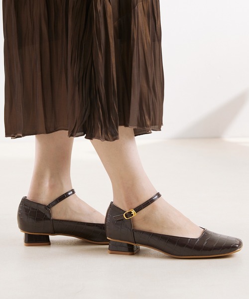 menue（メヌエ）の「スクエアトゥ ストラップ パンプス（パンプス・レディース・アイボリー/ブラック/ダークブラウン/ミント/グリーン/ブラック系その他/グレイッシュベージュ/シルバー/ダークブラウン系・21.5cm/22.0cm/22.5cm/23.0cm/23.5cm/24.0cm/24.5cm/25.0cm/25.5cm/26.0cm）」の10枚目の写真