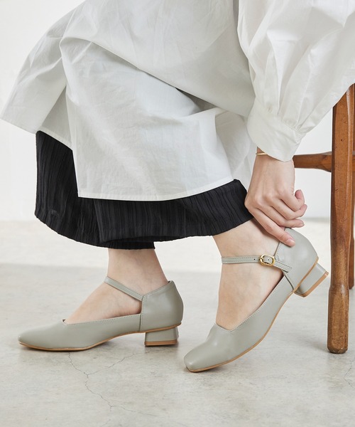 menue（メヌエ）の「スクエアトゥ ストラップ パンプス（パンプス・レディース・アイボリー/ブラック/ダークブラウン/ミント/グリーン/ブラック系その他/グレイッシュベージュ/シルバー/ダークブラウン系・21.5cm/22.0cm/22.5cm/23.0cm/23.5cm/24.0cm/24.5cm/25.0cm/25.5cm/26.0cm）」の13枚目の写真