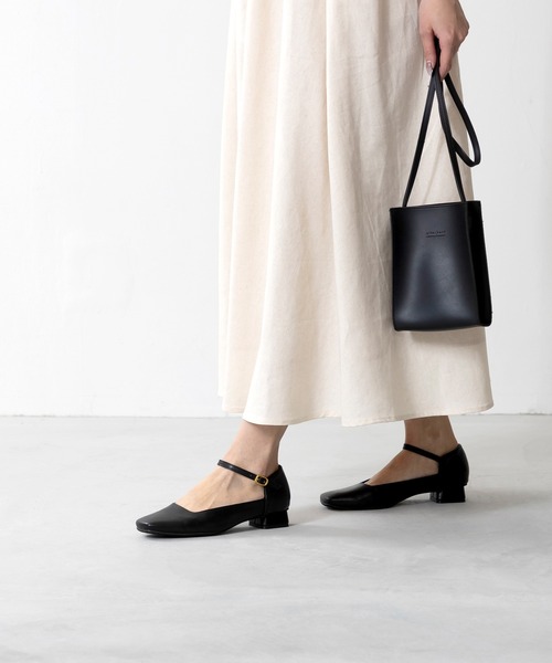 menue（メヌエ）の「スクエアトゥ ストラップ パンプス（パンプス・レディース・アイボリー/ブラック/ダークブラウン/ミント/グリーン/ブラック系その他/グレイッシュベージュ/シルバー/ダークブラウン系・21.5cm/22.0cm/22.5cm/23.0cm/23.5cm/24.0cm/24.5cm/25.0cm/25.5cm/26.0cm）」の22枚目の写真