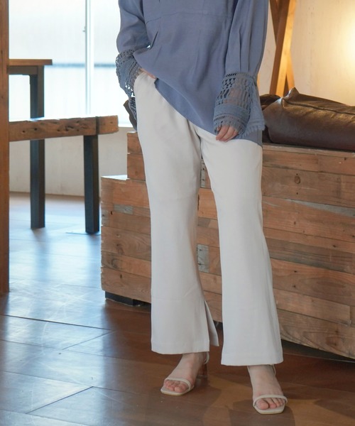 AULI(アウリィ)の「【低身長向けサイズ】スリットフレアパンツ(スラックス・レディース・ブラック/ベージュ/アイボリー・S/XS/XXS)」の2枚目の写真