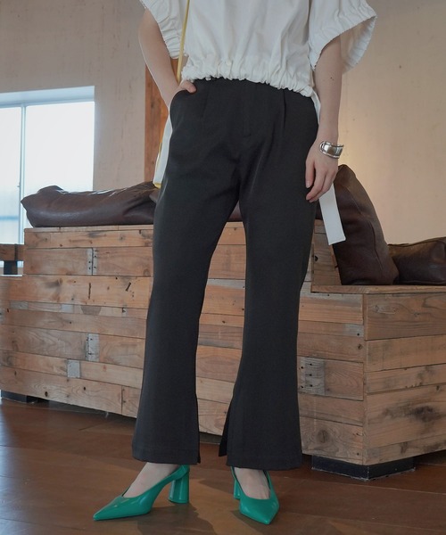 AULI(アウリィ)の「【低身長向けサイズ】スリットフレアパンツ(スラックス・レディース・ブラック/ベージュ/アイボリー・S/XS/XXS)」の3枚目の写真