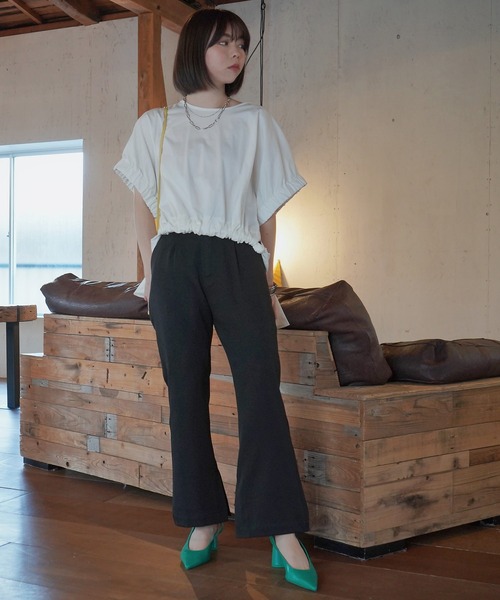 AULI(アウリィ)の「【低身長向けサイズ】スリットフレアパンツ(スラックス・レディース・ブラック/ベージュ/アイボリー・S/XS/XXS)」の4枚目の写真