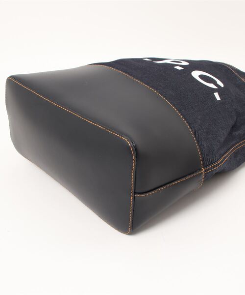 A.P.C.（アーペーセー）の「TOTE AXEL（トートバッグ・メンズ・ネイビー・ONESIZE）」の2枚目の写真