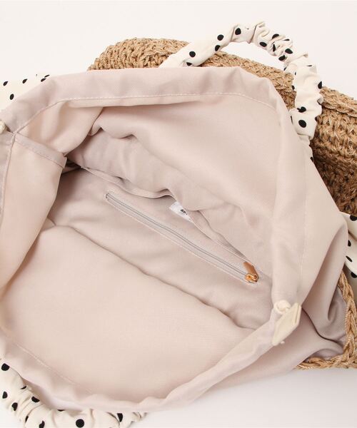 natural couture（ナチュラルクチュール）の「リボンスカーフ持ち手トートバッグ（ショルダーバッグ・レディース・ブラック/オフホワイト・FREE）」の6枚目の写真