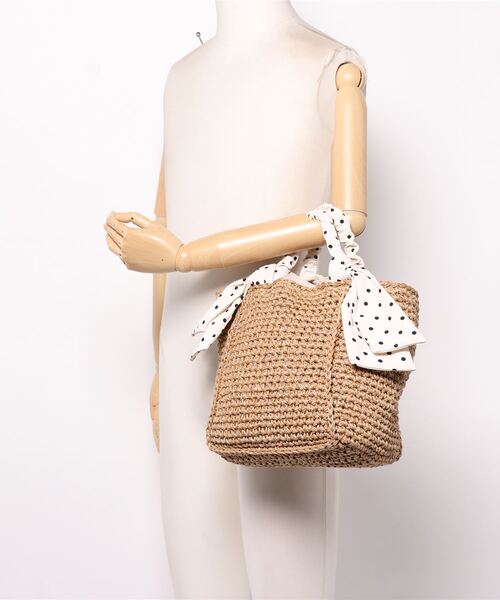 natural couture（ナチュラルクチュール）の「リボンスカーフ持ち手トートバッグ（ショルダーバッグ・レディース・ブラック/オフホワイト・FREE）」の4枚目の写真