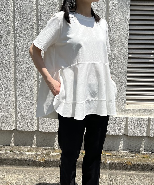 Jewelobe（ジュエローブ）の「ルーズシルエットペプラムカットトップス（Tシャツ/カットソー・レディース・ブラック/ブルー/ベージュ/ホワイト・FREE）」の2枚目の写真