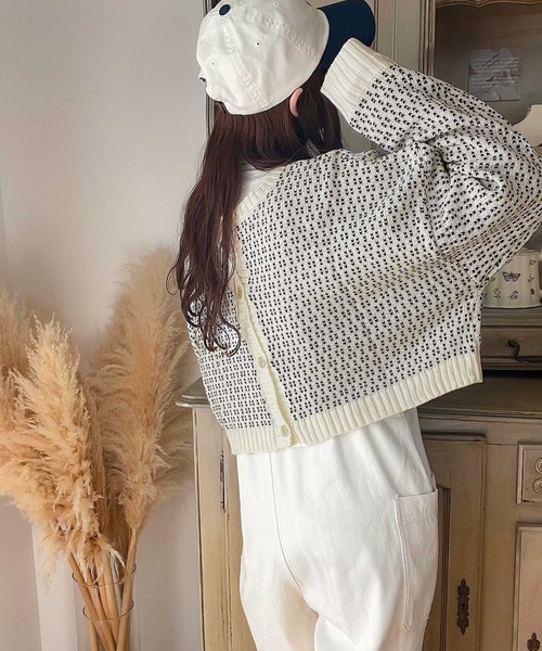 classicalelf（クラシカルエルフ）の「装いを華やかに。2wayジャガードニットショート丈カーディガン（カーディガン/ボレロ・レディース・ブラック/オフホワイト/ネイビー/グリーン・LARGE/X-LARGE/SMALL/MEDIUM）」の13枚目の写真