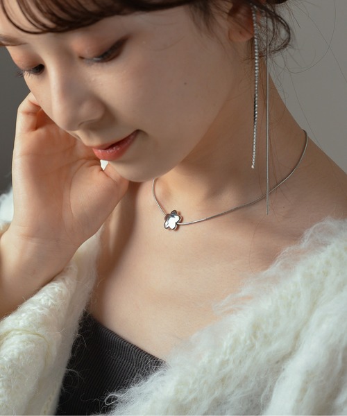 Monocoro toppi(モノコロトッピ)の「フラワーモチーフ メタル ショート ネックレス(ネックレス・レディース・シルバー/ゴールド・フリー)」の2枚目の写真