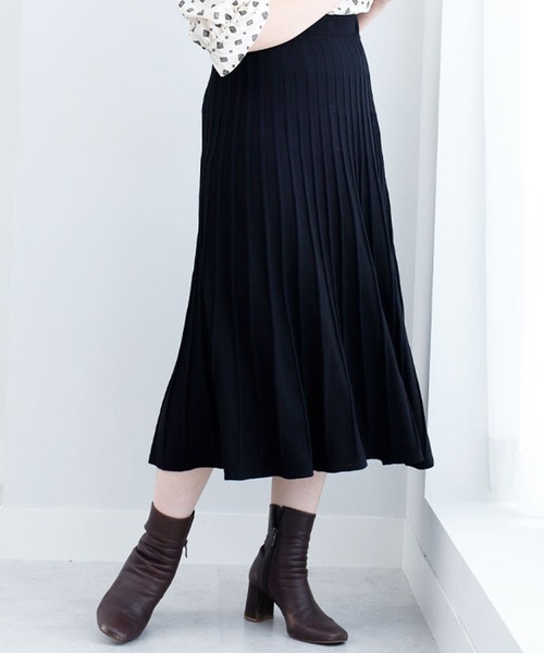 BELLUNA PLUS（ベルーナ）の「プリーツ風フレアーニットスカート（スカート・レディース・グレイッシュベージュ/チャコール/ブルー系/ブラウン系/グリーン系その他/ブラック系その他/ピンク系その他/イエロー系/ベージュ系/モカ/ライトブルー/ブラック/ボルドー・SMALL/LARGE/X-LARGE/MEDIUM）」の2枚目の写真