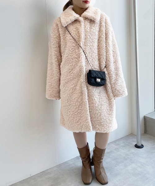 w closet(ダブルクローゼット)の「フェイクファーコート(ステンカラーコート・レディース・キナリ/グレイッシュベージュ・FREE)」の3枚目の写真