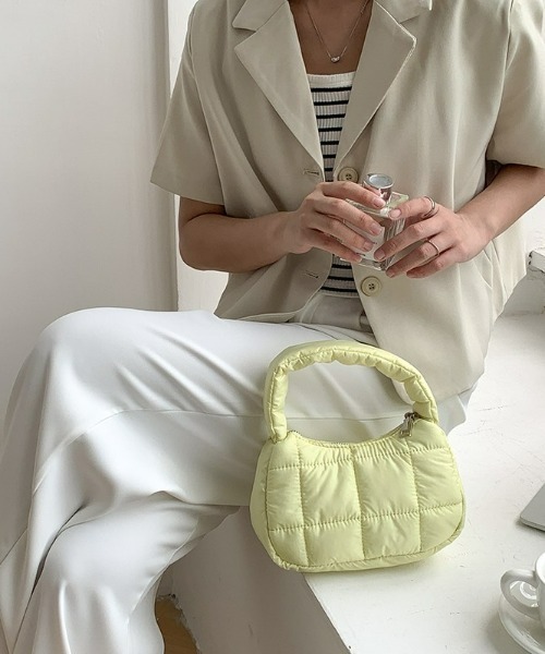 LAC-VERT（ラック・ヴェール）の「キルティングナイロンポーチサイズバッグ（ハンドバッグ・レディース・ブラック/ブルー/ホワイト/ピンク/イエロー・FREE）」の4枚目の写真