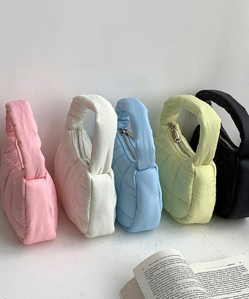 LAC-VERT（ラック・ヴェール）の「キルティングナイロンポーチサイズバッグ（ハンドバッグ・レディース・ブラック/ブルー/ホワイト/ピンク/イエロー・FREE）」の13枚目の写真