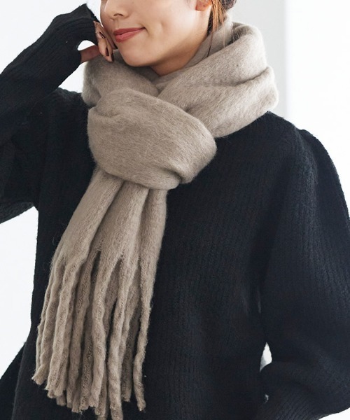 Pierrot（ピエロ）の「ふんわりフェイクウールマフラー（マフラー・レディース・ライトベージュ/モカ/ブラック/アイボリー/ライトグレー・FREE）」の4枚目の写真