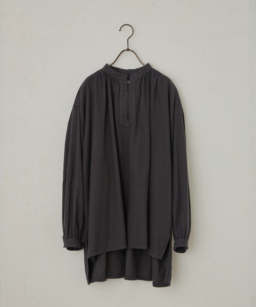 IKKUNA(イクナ)の「pullover blouse/プルオーバーブラウス(シャツ/ブラウス・レディース・チャコールグレー/サンドベージュ・1)」の1枚目の写真