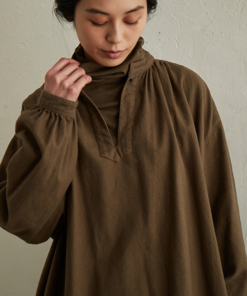 IKKUNA(イクナ)の「pullover blouse/プルオーバーブラウス(シャツ/ブラウス・レディース・チャコールグレー/サンドベージュ・1)」の6枚目の写真