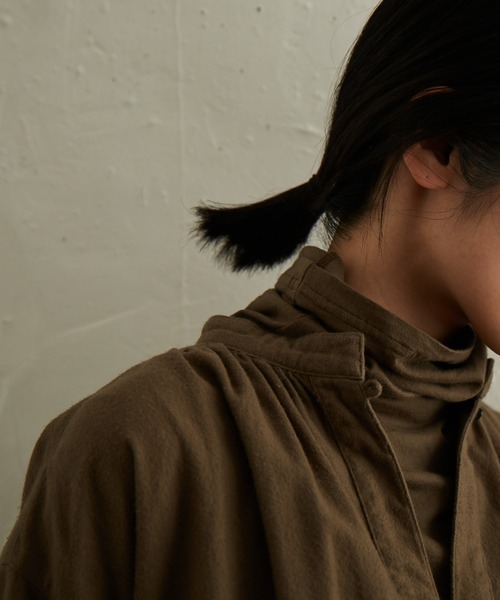 IKKUNA(イクナ)の「pullover blouse/プルオーバーブラウス(シャツ/ブラウス・レディース・チャコールグレー/サンドベージュ・1)」の5枚目の写真