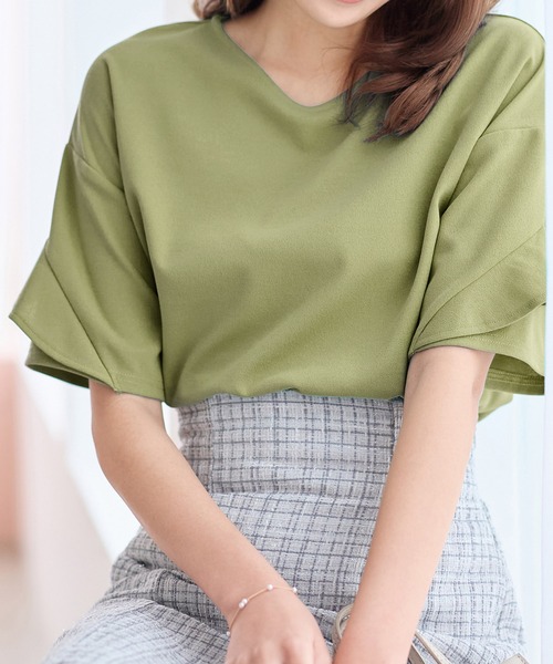 alotta(アロッタ)の「【サラっとした着心地/晩夏まで活躍する袖丈】フリル袖Tシャツブラウス≪Sサイズ展開あり≫(シャツ/ブラウス・レディース・モカ/プラム/オフホワイト/レッド/ネイビー/レッド系その他/チェリーピンク/ブラック/ベージュ/ライトグリーン/ライトブルー/ライトピンク/ミント/ブルー系その他/ブルーグリーン/ホワイト系その他/ブラック系その他/ドット/アイボリー/ロイヤルブルー・MEDIUM/XXXX-LARGE/LARGE/XXX-LARGE/SMALL/X-LARGE/XX-LARGE)」の8枚目の写真