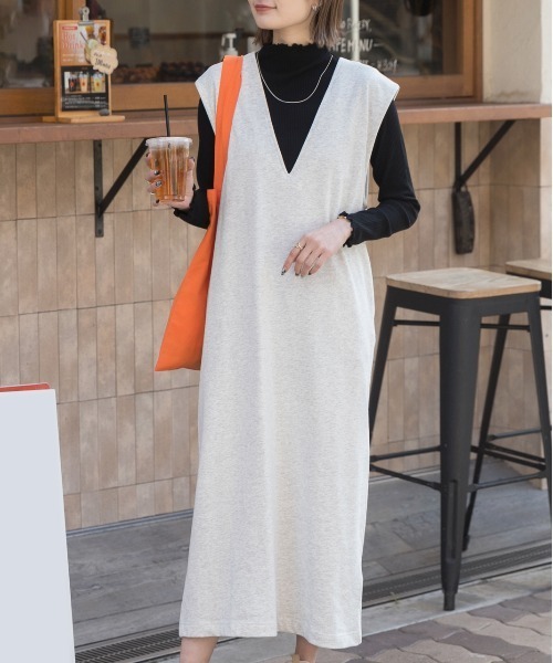 ad thie（アドティエ）の「ロングレングス 裏毛 Vネックジャンパースカート（サロペット/オーバーオール・レディース・ベージュ/チャコール/オートミール/ブラック/アイボリー・FREE）」の7枚目の写真