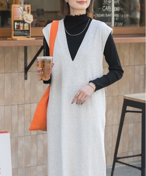 ad thie（アドティエ）の「ロングレングス 裏毛 Vネックジャンパースカート（サロペット/オーバーオール・レディース・ベージュ/チャコール/オートミール/ブラック/アイボリー・FREE）」の22枚目の写真